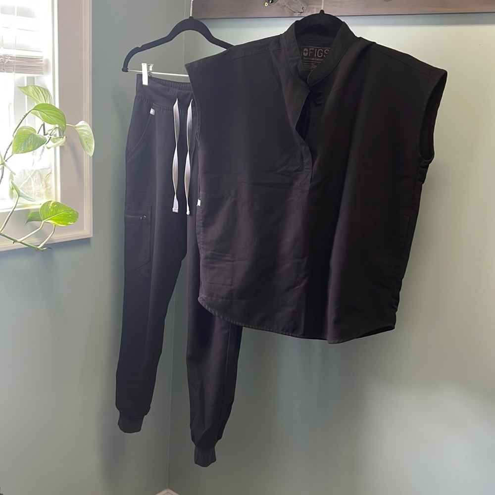 Figs Black scrub set XS. Zamora joggers xs and Rafaela top xs.